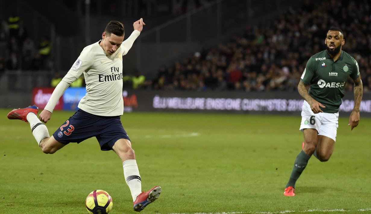 Gelandang PSG, Julian Draxler melepaskan tendangan pada laga lanjutan Ligue 1 yang berlangsung di stadion Geoffroy-Guichard, Loire, Senin (18/2). PSG menang 1-0 atas St-Etienne. (AFP/Philippe Kiasek)