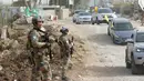Kontingen Prancis dari Pasukan Sementara Perserikatan Bangsa-Bangsa (PBB) di Lebanon (UNIFIL) berpatroli, sementara warga yang mengungsi sambil mengibarkan bendera Hizbullah kembali ke rumah mereka melalui jalan darurat yang dibangun di lokasi jembatan Qasmieh yang hancur akibat serangan Israel, di wilayah Al-Qasmiyeh, Lebanon Selatan, pada Sabtu 18 April 2026. Israel dan Lebanon resmi menyepakati gencatan senjata selama 10 hari. (MAHMOUD ZAYYAT/AFP)