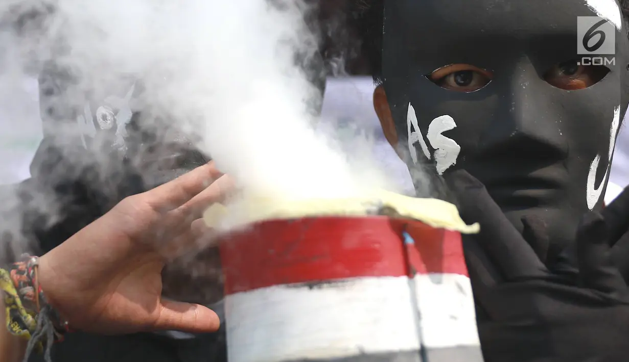 Aktivitis melakukan aksi teatrikal di Kedubes Jepang di Jakarta, Rabu (26/6/2019). Mereka meminta Jepang menghentikan pendanaan proyek energi kotor batubara yang memicu krisis iklim, pencemaran, kerusakan lingkungan dan penderitaan masyarakat khususnya di Indonesia. (Liputan6.com/Immanuel Antonius)