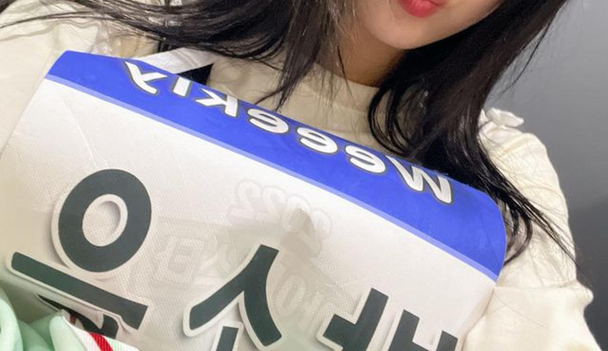 Soeun juga menjadi satu-satunya member Weeekly yang tidak punya tahi lalat. (FOTO: instagram.com/_weeekly/)