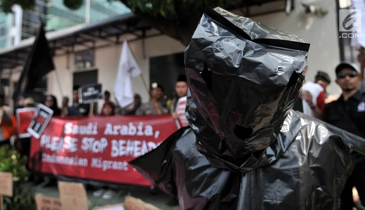 Pengunjuk rasa menggelar aksi solidaritas di depan Kedutaan Besar Arab Saudi Arab Saudi, Jakarta Selatan, Selasa (20/3). Eksekusi terhadap Zaini Misrin dianggap sebagai bentuk pelanggaran Hak Asasi Manusia. (Merdeka.com/Iqbal S. Nugroho)