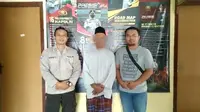 Polisi amankan penyebar hoaks mahasiswa yang menyebarkan virus HIV/AIDS melalui cek kesehatan di Bojonegoro. (Dian Kurniawan/Liputan6.com).