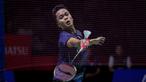 Tunggal putra terbaik tanah air berperingkat 4 BWF sekaligus unggulan ke-3, Anthony Sinisuka Ginting berhasil menembus babak semifinal Daihatsu Indonesia Masters 2024 setelah mengalahkan wakil Singapura, Loh Kean Yew di babak perempatfinal dengan straight game 21-17, 21-19 di Istora Senayan, Jakarta, Jumat (26/1/2024). Tampil konsisten dan percaya sendiri serta mampu meminimalisir kesalahan sendiri jadi kunci kemenangan Anthony Ginting. Di babak semifinal yang akan digelar Sabtu (27/1/2024), Anthony Ginting akan menghadapi tunggal putra Kanada, Brian Yang. (Bola.com/Bagaskara Lazuardi)