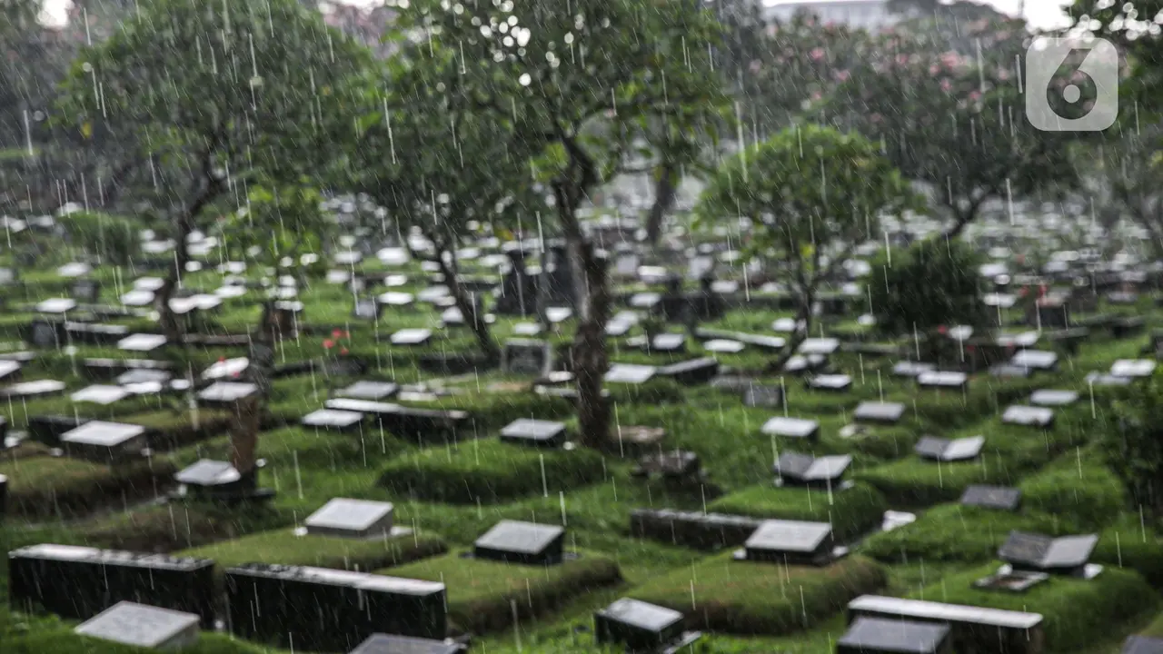 FOTO: Tekan Penularan COVID-19, TPU Karet Bivak Tutup Sementara