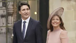 Perdana Menteri Kanada Justin Trudeau dan istrinya Sophie Trudeau tiba menjelang upacara penobatan Raja Charles III di Westminster Abbey, pusat kota London, Sabtu (6/5/2023). (Jacob King/PA via AP)