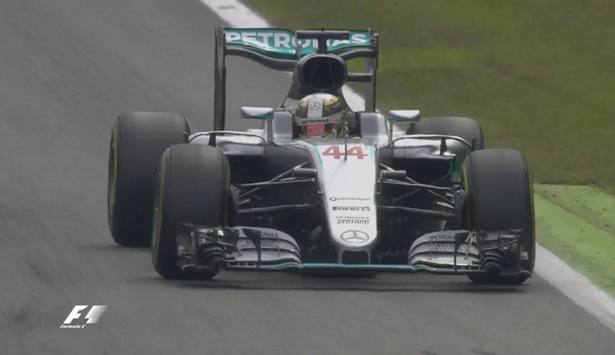 Pebalap Mercedes, Nico Rosberg, memimpin sejak start dalam balapan F1 GP Italia di Sirkuit Monza, Italia, Minggu (4/9/2016). (Bola.com/Twitter/F1)