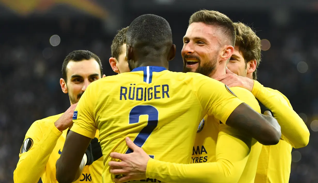 Selebrasi gol kedua Olivier Giroud pada leg kedua, babak 16 besar Liga Europa yang berlangsung di Stadion Stamford Bridge, London, Jumat (15/3). Chelsea menang 5-0 atas Dynamo Kiev. (AFP/ Sergei Supinski)