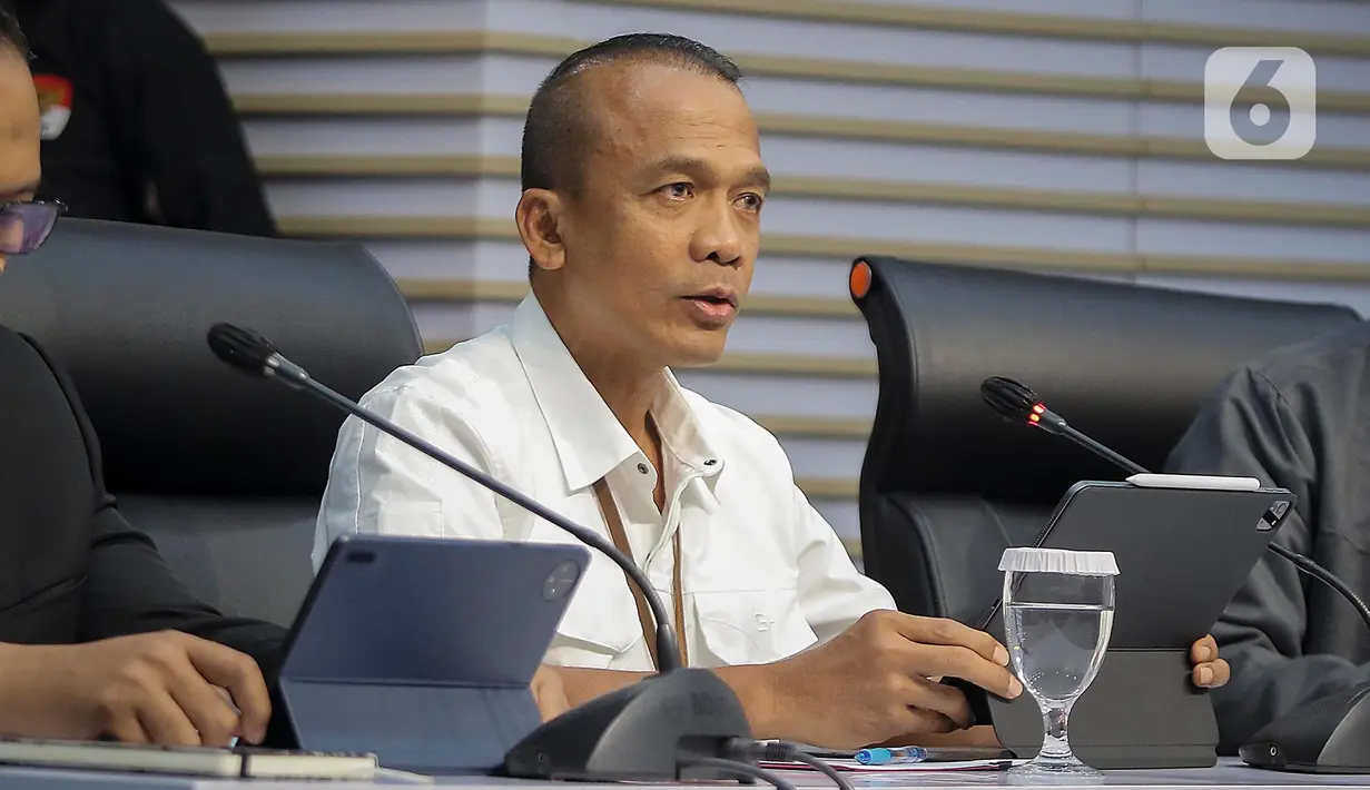 Empat tersangka yang ditahan adalah Kepala Kajari Bondowoso Jawa Timur Puji Triasmoro, Kasi Pidsus Kejari Bondowoso Alexander Silaen, serta dua orang dari CV Wijaya Gemilang Yossy S Setiawan dan Andhika Imam Wijaya. (Liputan6.com/Angga Yuniar)