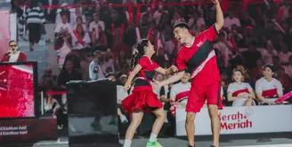 Fuji An dan kakaknya, Fadly Faisal ikut memeriahkan acara bulu tangkis Merah Meriah di Istora Senayan, Jakarta, Minggu (14/1/2024). Kakak adik itu tergabung dalam tim yang sama yaitu merah. [Instagram/fuji_an]
