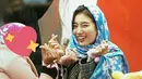 Seorang penggemar wanita dari Indonesia memberikan kerudung berwarma biru, dan ia pun memakaikannya ke sang idola. Tak ayal, hal itu membuat para penggemar lainnya berteriak histeris. (Foto: instagram.com/suzyforver)