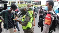 Anggota Satpol PP Kota Depok saat melakukan operasi masker di Kota Depok, Sabtu (26/12/2020). (Liputan6.com/Dicky Agung Prihanto)