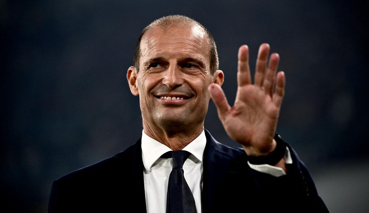 <p>Pelatih Juventus, Massimiliano Allegri melambaikan tangan sebelum pertandingan Liga Italia 2022/2023 antara Juventus melawan Sassuolo di stadion Juventus, Turin pada 15 Agustus 2022. Allegri tercatat menjadi salah satu pelatih paling boros di bursa transfer, yaitu 1,08 miliar Euro. Pada periode pertamanya di Juventus, Allegri mendapat kucuran dana besar. Dia bisa merekrut Cristiano Ronaldo seharga 117 juta euro dan Gonzalo Higuain senilai 90 juta euro. Allegri juga mengeluarkan banyak uang saat bekerja di AC Milan. Pembelian termahalnya di San Siro adalah Zlatan Ibrahimovic pada 2011 seharga 24 juta euro. (AFP/Marco Bertorello)</p>