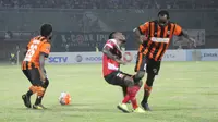Perseru Serui bertanding melawan Madura United (MU) pada laga Grup E Piala Presiden 2017, Selasa (14/2/2017). Perseru menyerah 2-3. (Liputan6.com/Musthofa Aldo)