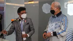 Menteri Komunikasi dan Informatika Johnny G Plate (kiri) dan Menteri Komunikasi dan Multimedia Malaysia Tan Sri Annuar Musa memberikan keterangan pers usai melakukan pertemuan bilateral di Kantor Kementerian Kominfo, di Jakarta, Jumat (19/8/2022). Dalam pertemuan bilateral tersebut kedua menteri mendiskusikan berbagai hal termasuk infrastruktur dan tata kelola ruang digital. (Liputan6.com/Johan Tallo)