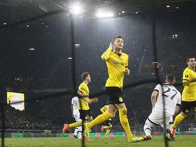 Gelandang Dortmund, Marco Reus, merayakan gol ke gawang Tottenham pada laga leg pertama babak 16 besar Liga Europa di Stadion Signal Iduna Park, Jerman, Kamis (10/3/2016). Dortmund berhasil menang 3-1 atas Tottenham. (Reuters/Wolfgang Rattay)
