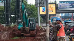 Petugas mengoperasikan alat berat untuk menyelesaikan proyek underpass di Jalan RA Kartini, Metro Pondok, Lebak Bulus, Jakarta, Rabu (22/3). Pembangunan underpass ini untuk mengurai kemacetan di perempatan Lebak Bulus. (Liputan6.com/Gempur M Surya)