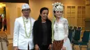 Seperti yang dikatakan sebelumnya, prosesi akad nikah dilangsungkan dengan menggunakan adat Sunda Modern. Poppy dan Gussaoki mengenakan busana adat Sunda berwarna putih tulang. (Instagram/srirejekihermawan)