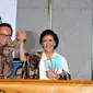 Sharif C Sutardjo dan Susi Pudjiastuti di acara serah terima jabatan Menteri Perikanan dan Kelautan, Jakarta, Rabu (29/10/2014). (Liputan6.com/Panji Diksana)