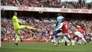 Aksi pemain Arsenal, Danny Welbeck (kanan) saat membobol gawang Bournemouth pada lanjutan Premier League di Emirates Stadium, London, (9/9/2017). Arsenal menang 3-0. (John Walton/PA via AP)