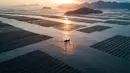 Foto dari udara menunjukkan pemandangan matahari terbenam di Sansha, Xiapu, Provinsi Fujian, China, 26 November 2020. (Xinhua/Song Weiwei)