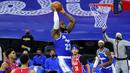 Pebasket LA Lakers, LeBron James berusaha memasukan bola kedalam ring pada laga lanjutan NBA melawan Philadelphia 76ers di Wells Fargo Center Arena, Philadelphia, AS, Kamis (28/1/2021). (Foto: AP Photo/Matt Slocum)