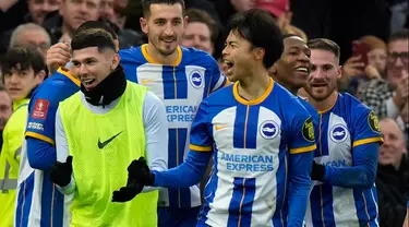 Pemain Brighton and Hove Albion Kaoru Mitoma merayakan kemenangan atas Liverpool usai pertandingan sepak bola putaran keempat Piala FA di Stadion Falmer, Brighton, Inggris, 29 Januari 2023. Liverpool kalah 1-2 dan harus tersingkir dari Piala FA. (AP Photo/Alastair Grant)