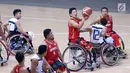 Pebasket difabel Indonesia, Donald P Santoso (kedua kanan) mengecoh kawalan pemain Thailand pada laga Indonesia Para Games Invitational Tournament 2018 di Hall A GBK, Jakarta, Senin (2/7). Indonesia kalah 35-58. (Liputan6.com/Helmi Fithriansyah)