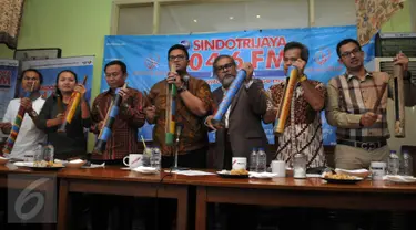 Ketua Komisi Nasional Perlindungan Anak Aris Merdeka Sirait (ketiga kanan), Karo Penmas Mabes Polri Brigjen Pol Agus Rianto (ketiga kiri) dan kalangan terkait lainnya memukul kentongan pada acara diskusi Polemik, Jakarta, (7/5). (Liputan6.com/Johan Tallo)