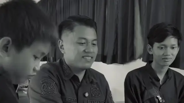 Cerita Haru Anak Yatim Piatu Minta Ambilkan Rapot Petugas Pemadam Kebakaran. (Dok: IG @adebhakti https://www.instagram.com/reel/DLJM98jyYZK/?igsh=OWRtdnM4MzU5c3l0)