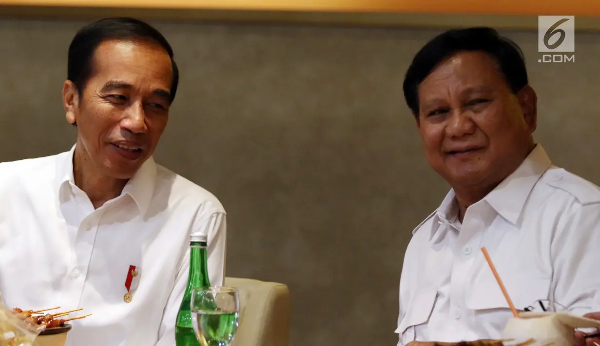 Senyum Presiden terpilih Joko Widodo atau Jokowi (kiri) dan Ketua Umum Partai Gerindra Prabowo Subianto berbincang saat makan bersama di FX Sudirman, Jakarta, Sabtu (13/7/2019). Kedatangan Jokowi dan Prabowo sontak membuat pengunjung FX Sudirman kaget dan bersorak sorai. (Liputan6.com/JohanTallo)