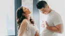 Chef Arnold bercanda dengan sang istri dengan menunjukkan perutnya yang buncit seakan-akan juga mengandung. (Liputan6.com/IG/tiffanysoetanto)