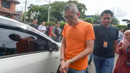 Pengemudi yang mendorong-dorong dan mencekik polisi saat hendak ditilang dekat Gerbang Tol Angke tertunduk saat diamankan Polres Jakarta Barat, Sabtu (8/2/2020). Polisi menangkap pria berinisial TS tersebut setelah videonya mengajak duel polisi sempat viral di media sosial. (merdeka.com/Imam Buhori)