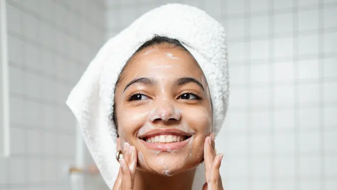Titik Kritis Penuaan, Ini 5 Langkah Skincare yang Tepat di Usia 40-an