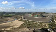 Suasana Sirkuit Mandalika dilihat dari atas Bukit Seger, Lombok, Jumat (11/8/2023) yang menjadi spot menarik menyaksikan balapan. (Bola.com/Iqri Widya)