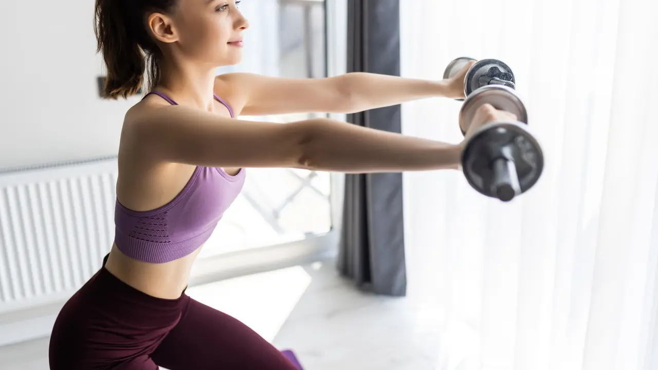 Kenali perbedaan barbell dan dumbbell serta manfaatnya untuk melatih otot lengan