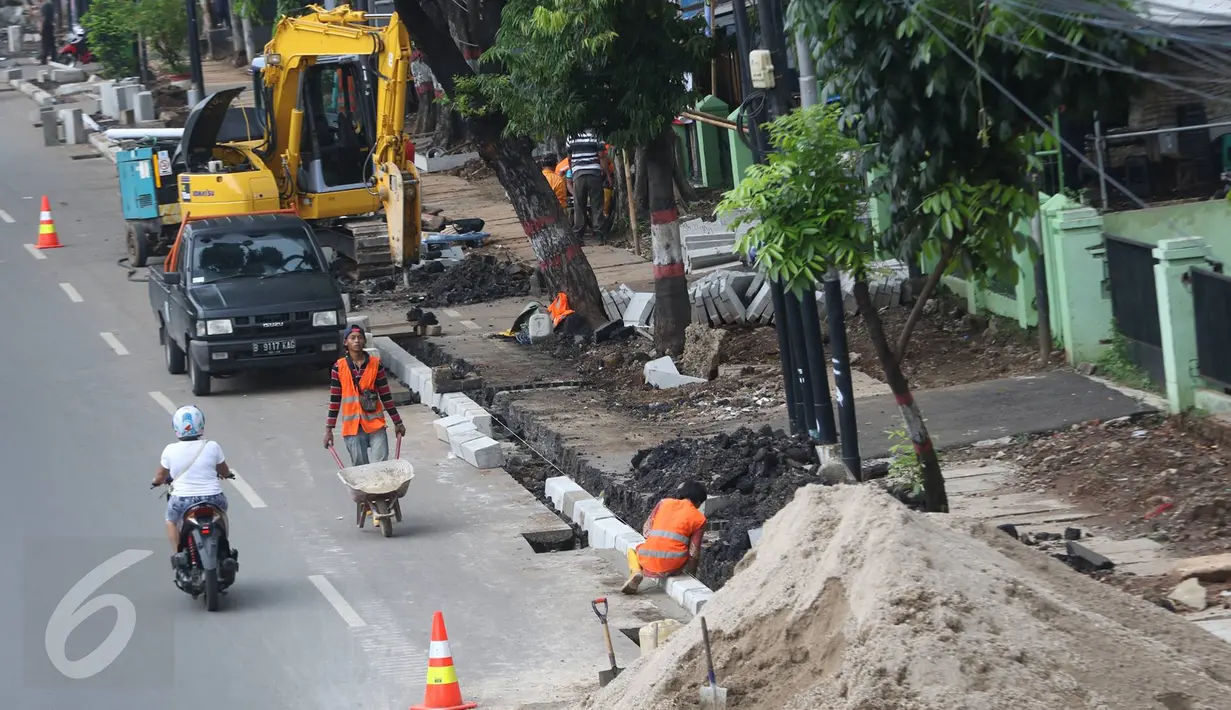 Para pekerja menyelesaikan penataan trotoar di kawasan Matraman, Jakarta, Rabu (9/11). Dinas Bina Marga DKI menyatakan penataan 39 titik trotoar telah mencapai 70 persen dan ditargetkan selesai pertengahan Desember 2016. (Liputan6.com/Immanuel Antonius)