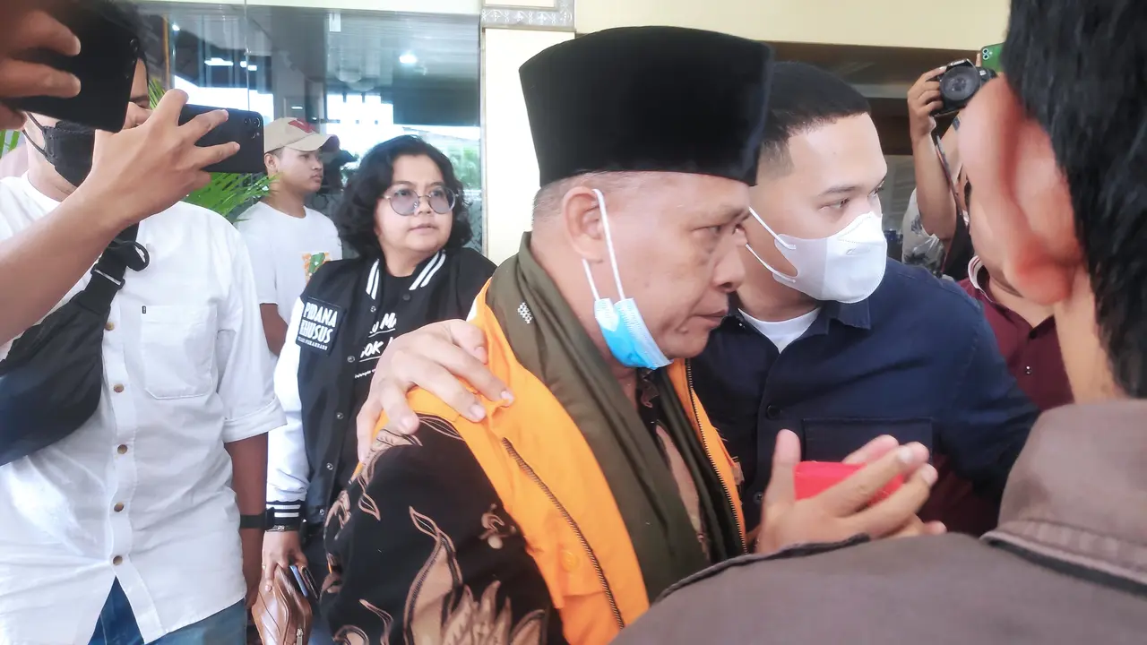 Mantan Rektor UIN Suska Riau Prof Dr Ahmad Mujahidin yang terlibat korupsi jaringan internet.