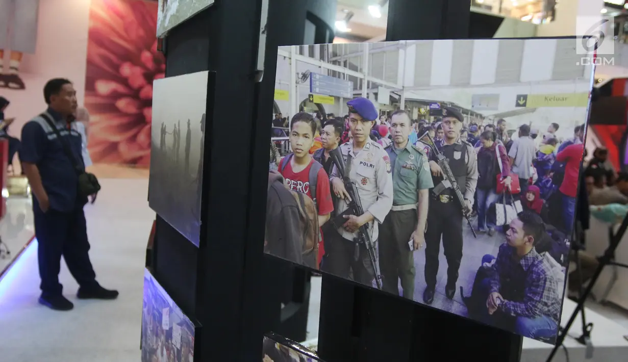 Pengunjung mengamati karya-karya foto pemenang Anugerah Jurnalistik Polri 2018 di Gandaria City, Jakarta, Rabu (18/7). Terdapat 641 peserta yang mengikuti lomba melalui karya jurnalistik, foto dan komik. (Liputan6.com/Arya Manggala)