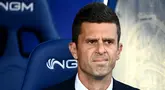 Pelatih Juventus, Thiago Motta, tak mampu menutupi kekecewaan setelah anak asuhnya gagal meraih kemenangan saat bertandang ke markas Empoli pada pekan keempat Serie A 2024/2025  di Stadion Carlo Castellani, Sabtu (14/9/2024). (AFP/Isabella Bonotto)