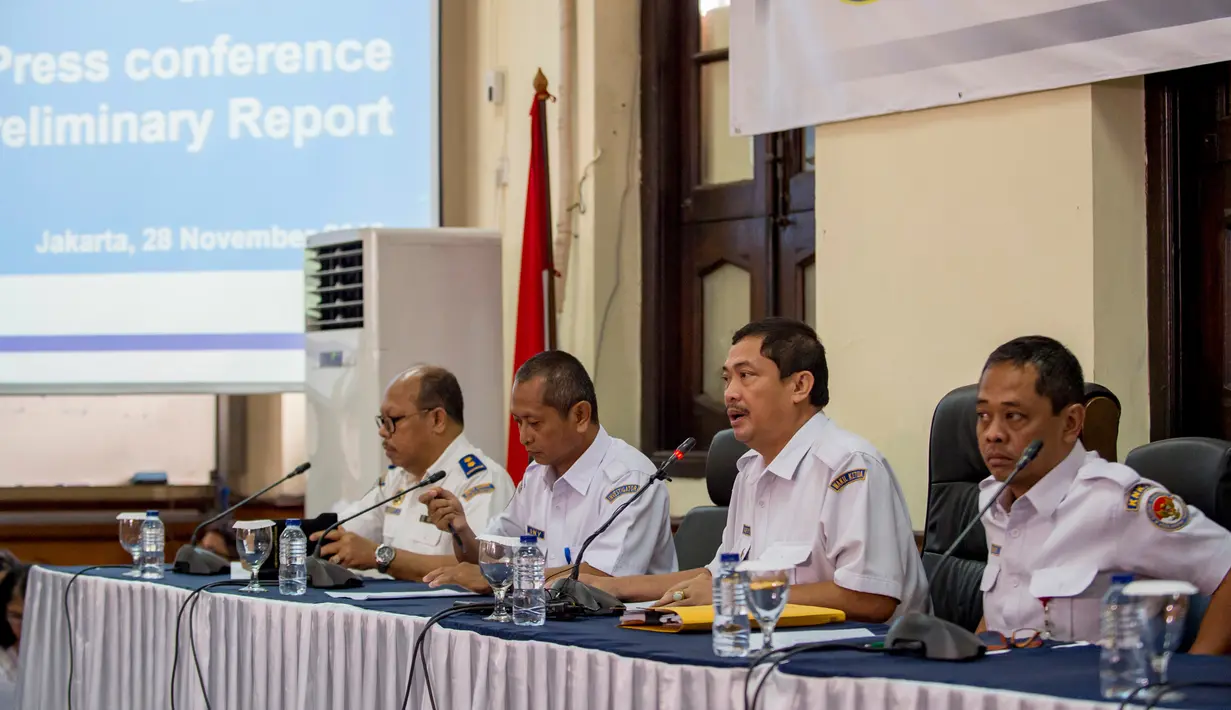Komite Nasional Keselamatan Transportasi (KNKT) merilis temuan awal jatuhnya pesawat Lion Air PK-LQP di Jakarta, Rabu (28/11). Laporan awal mengungkap menit-menit terakhir sebelum pesawat Lion Air jatuh pada 29 Oktober lalu. (Bay ISMOYO/AFP)