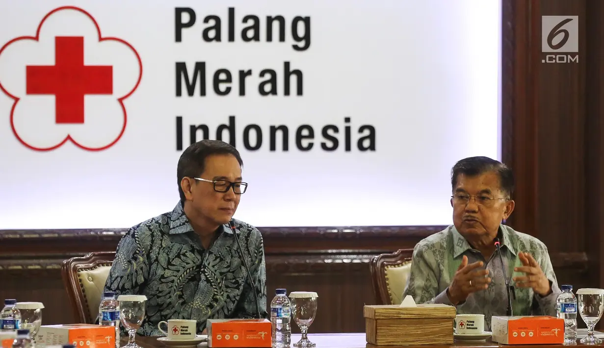 Ketua Umum PMI Jusuf Kalla memberikan sambutan pada penyerahan bantuan 10 unit truk tangki air di Kantor PMI, Jakarta, Jumat (8/2). PMI mendapat 10 truk tangki air dari Astra untuk operasi kemanusiaan di wilayah bencana. (Liputan6.com/Fery Pradolo)