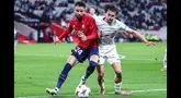 Pemain LOSC Lille, Calvin Verdonk (kiri) berebut bola dengan pemain SK Brann, Denzel De Roeve dalam laga Liga Europa 2025/2026 di Stade Pierre-Mauroy in Villeneuve-d'Ascq, Prancis, Kamis (25/09/2025) waktu setempat. (AFP/Sameer Al-Doumy)