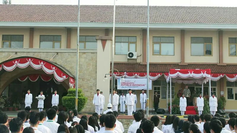 Pengibaran Bendera Merah Putih oleh Mahasiswa/i Binus pada 17 Agustus 2017