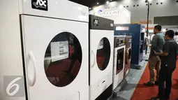 Pengunjung melihat mesin Laundry saat pameran di Expo Clean & Expo Laundry di Jakarta, Kamis (6/4). Pameran tersebut diselenggarakan pada 7-9 April 2016 dan menampilkan 300 exhibitor dari dunia kebersihan dan laundry. (Liputan6.com/Faizal Fanani)
