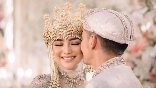 Resmi Suami Istri, Ini 5 Momen Rezky Aditya Cium Mesra Citra Kirana