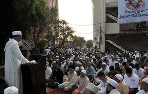 Ratusan jemaah mendengarkan khutbah usai Salat Idul Adha di Masjid Al Furqan DDII, Jakarta, Selasa (21/8). Penetapan Salat Idul Adha ini didasarkan pada perhitungan hisab wujudul hilal yang menghasilkan data astronomis. (Merdeka.com/Iqbal S. Nugroho)