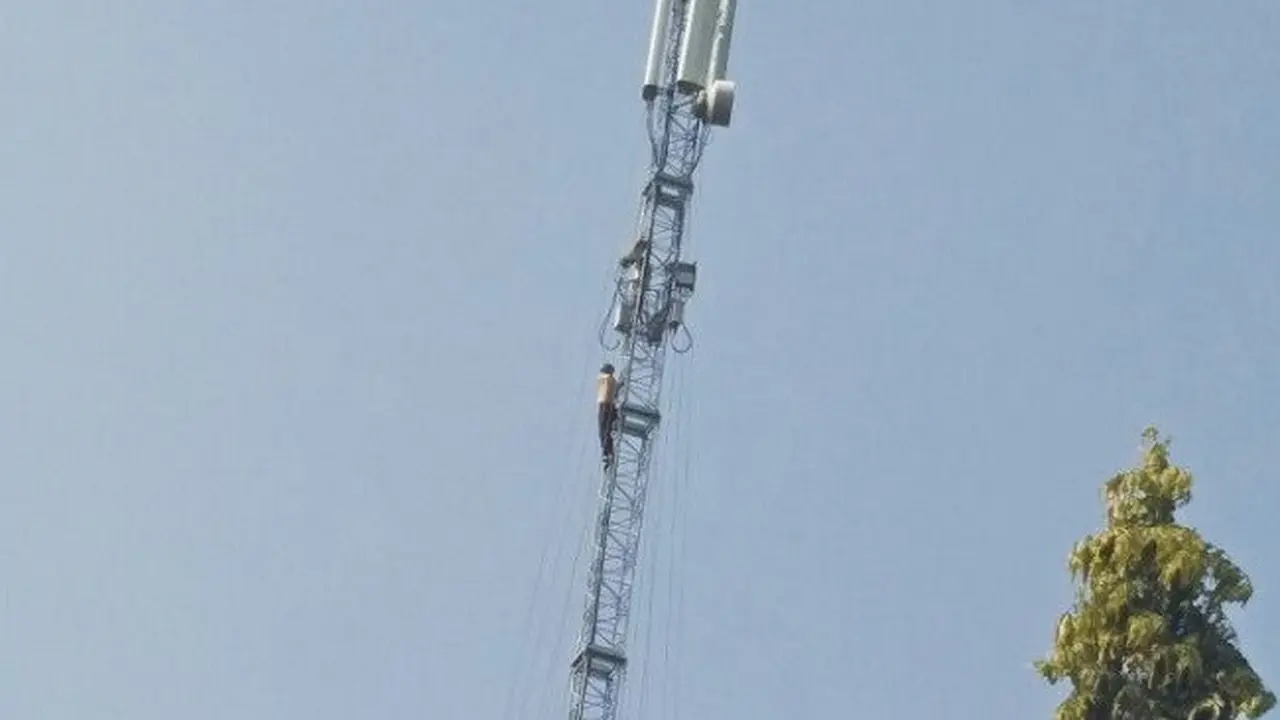 Panjat Tower 44 Meter, Pelajar Kediri Akhirnya Turun karena Ini