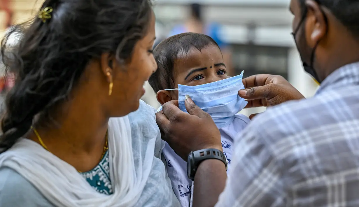 “Kita harus memastikan bahwa kita memakai masker wajah untuk melindungi diri kita sendiri. Saat ini, sub varian Omicron XBB dan BA.2 beredar tidak hanya di Tamil Nadu, tetapi juga di India dan belahan dunia lainnya,” ungkap sang Menteri. (AFP/R.Satish Babu)
