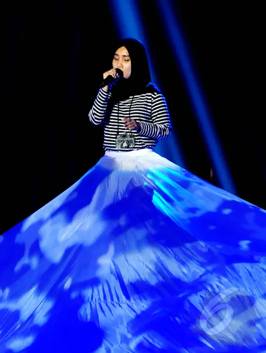 Fatin saat gladi resik jelang acara  SCTV Music Awards 2015, Jakarta, Rabu (6/5/2015). Fatin terlihat lucu saat mengenakan rok yang sangat besar .  ( Liputan6.com/Faisal R Syam)