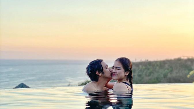 Potret Manis Caesar Hito dan Felicya Liburan di Bali. (Sumber: Instagram.com/felicyangelista_)